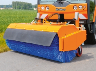 Lasten- und Geräteträger umgerüstet für das Reinigen von Wegen und Außenflächen.
