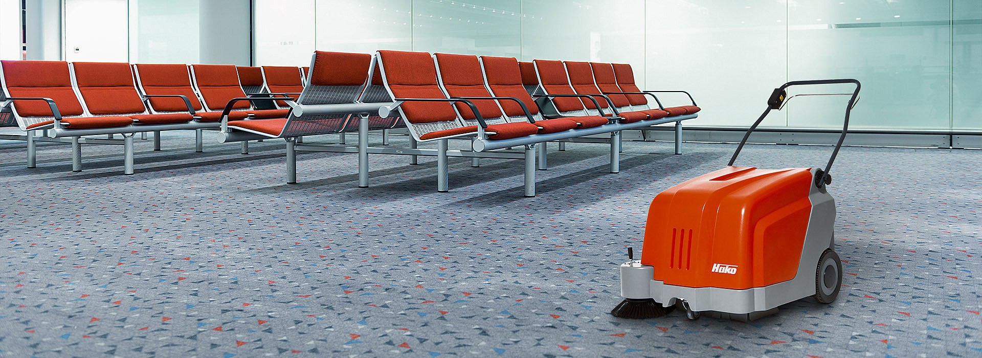 Handgeführte Reinigungsmaschine bei Einsatz im Wartezimmer oder am Flughafen.