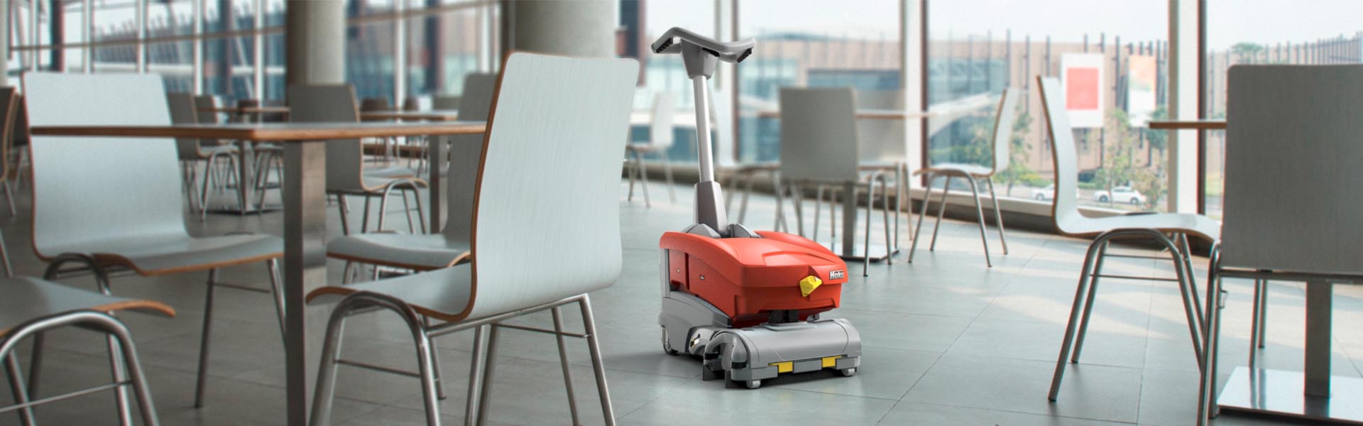 Handgeführte Scheuersaugmaschine bei der Reinigung einer Kantine.