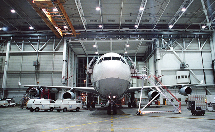 Gerät zur Hochdruckreinigung beim effizienten Einsatz in einem Hangar.