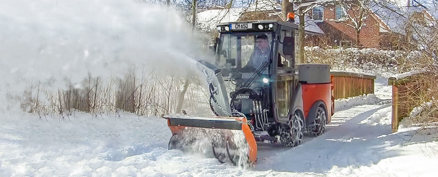 Kommunalfahrzeug bei der Schneeräumung im Winterdienst.