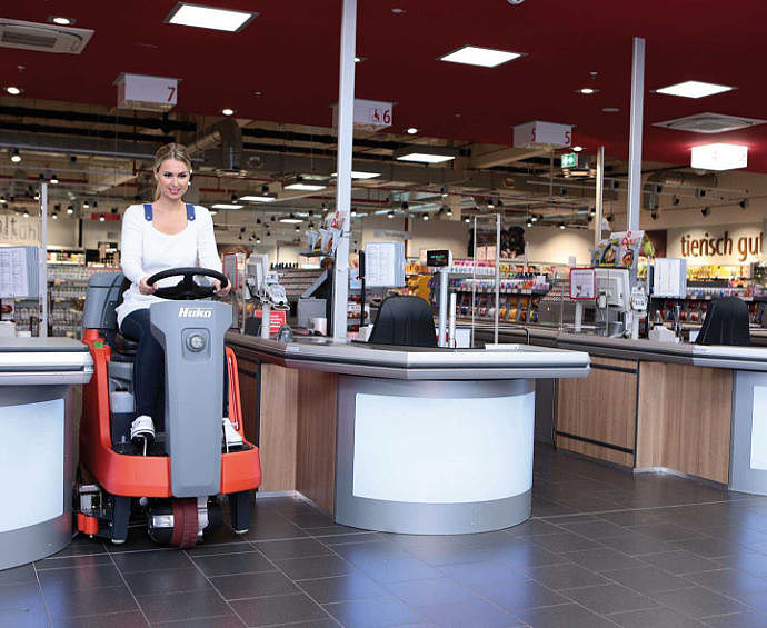 Putzmaschine beim Reinigen eines Supermarkts bzw. beim Einsatz im Einzelhandel.