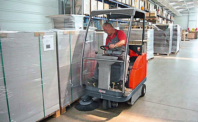 Kehrmaschine bei der Reinigung einer Lagerhalle.
