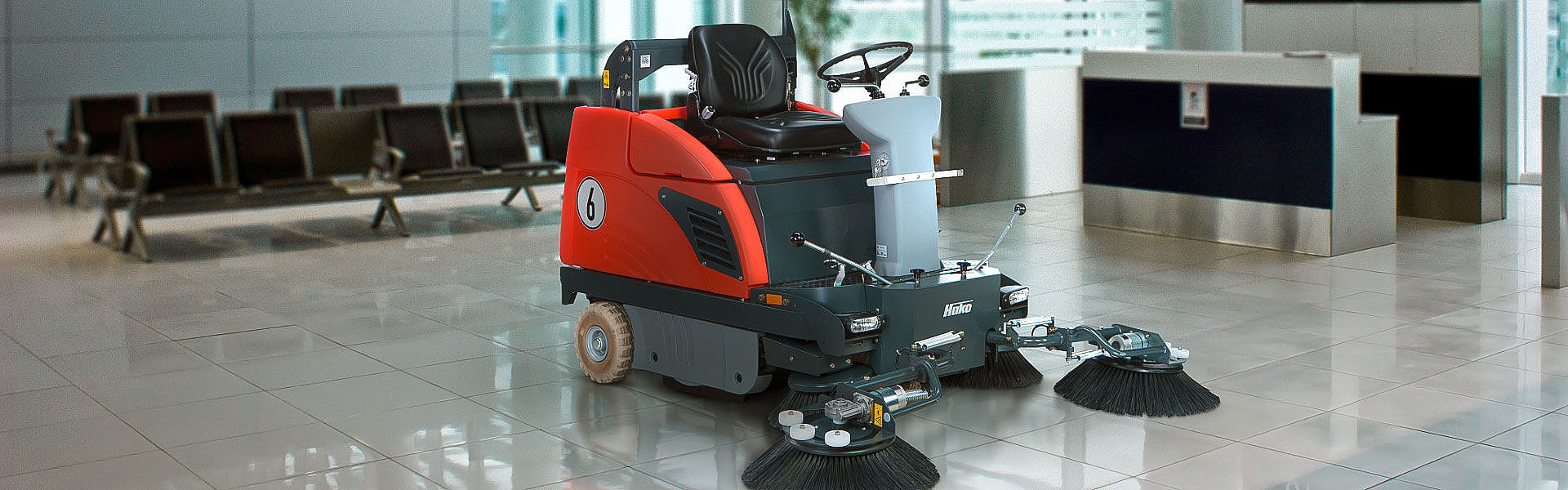 Motorkehrmaschine bei der Reinigung einer Flughafenhalle bzw. eines Terminals.