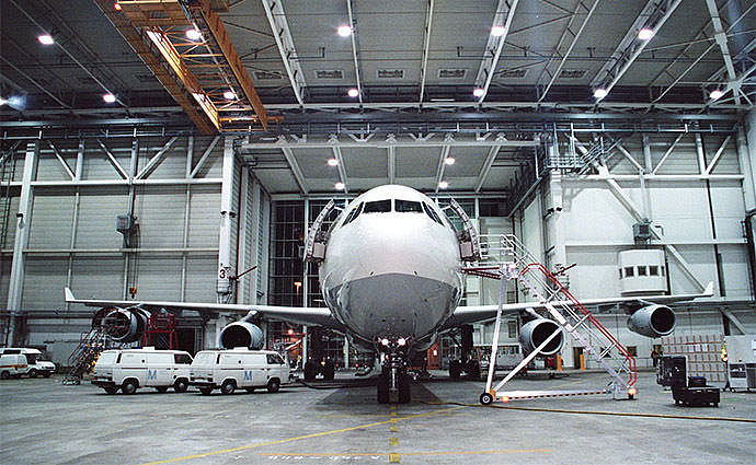 Gerät zur Hochdruckreinigung beim effizienten Einsatz in einem Hangar.
