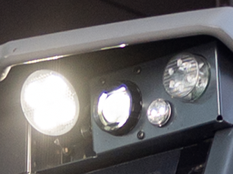 LED-Scheinwerfer eines vollelektrischen Kommunalfahrzeugs für die Reinigung bei Nacht.