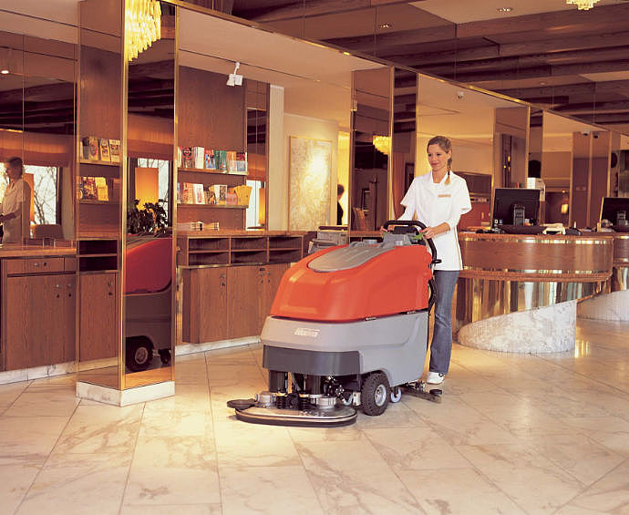 Reinigungsgerät beim Reinigen eines Foyers bzw. einer Lobby.