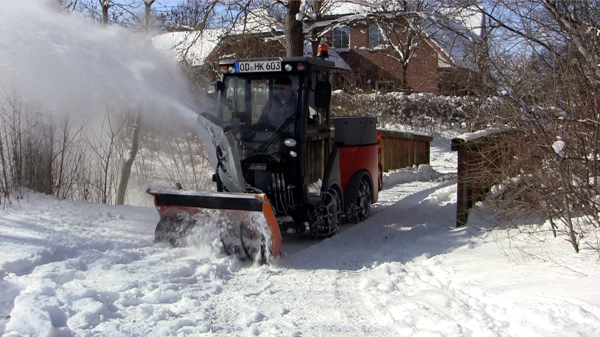 Maschine zur Reinigung von Außenflächen beim Schneeräumen im Winterdienst.