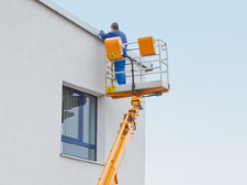 Kommunalfahrzeug mit Ladekran für die Reinigung von Dächern und Fassaden.
