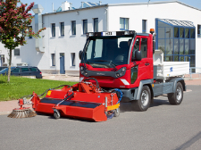 Geräteträger als Kehrmaschine dank Vorbau zum Saugkehren.