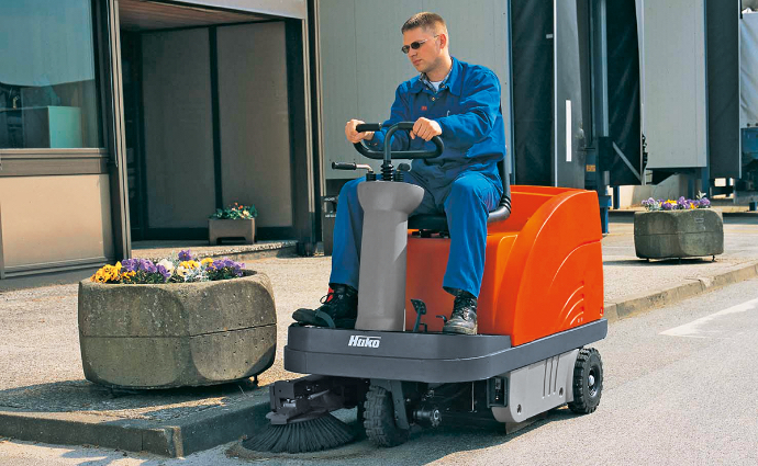 Reinigungsmaschine bei der Reinigung eines Außenbereichs.